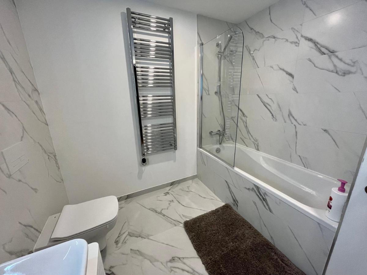 Modern Apartment With Spa And Pool ยิบรอลตาร์ ภายนอก รูปภาพ