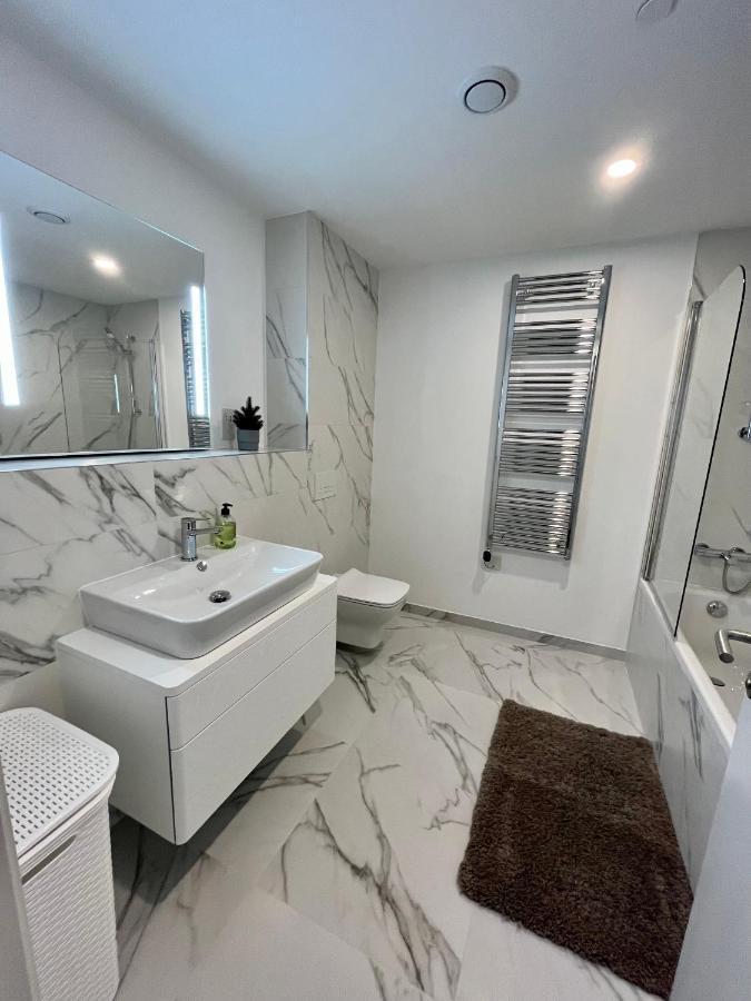 Modern Apartment With Spa And Pool ยิบรอลตาร์ ภายนอก รูปภาพ