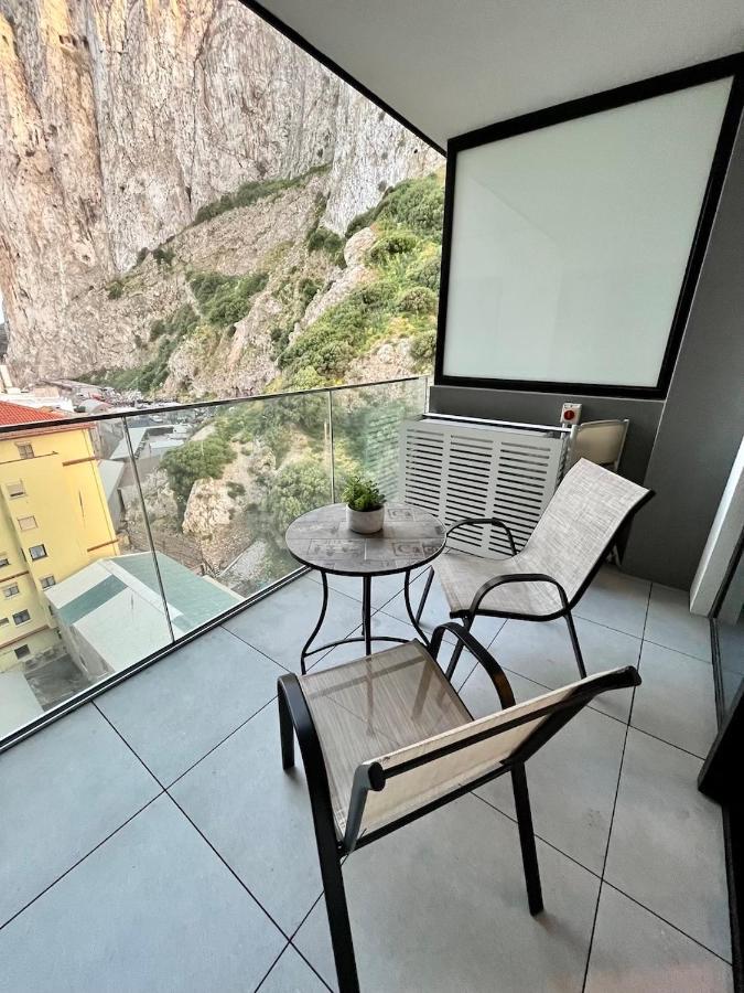 Modern Apartment With Spa And Pool ยิบรอลตาร์ ภายนอก รูปภาพ